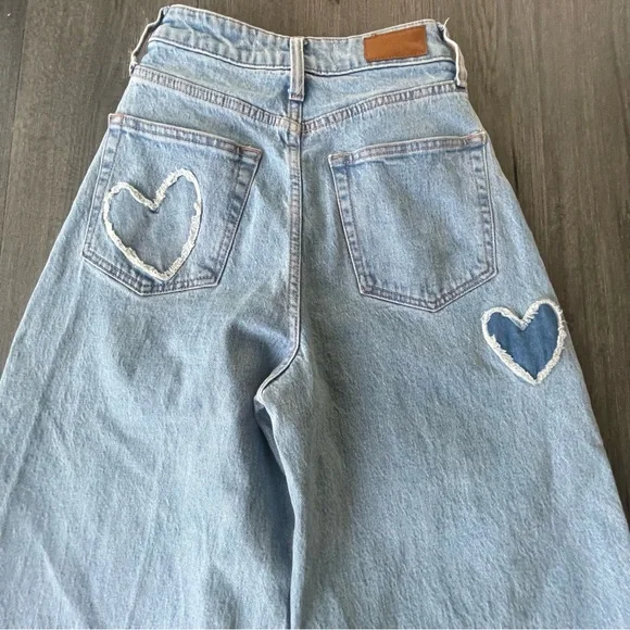 Social Tourist Light Wash Heart Patch Ultra High-Rise Baggy Jeans Sz 25/1Reg Y2K - Picture 1 of 10